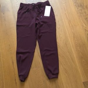 NWT Lululemon On The Fly Jogger - size 6